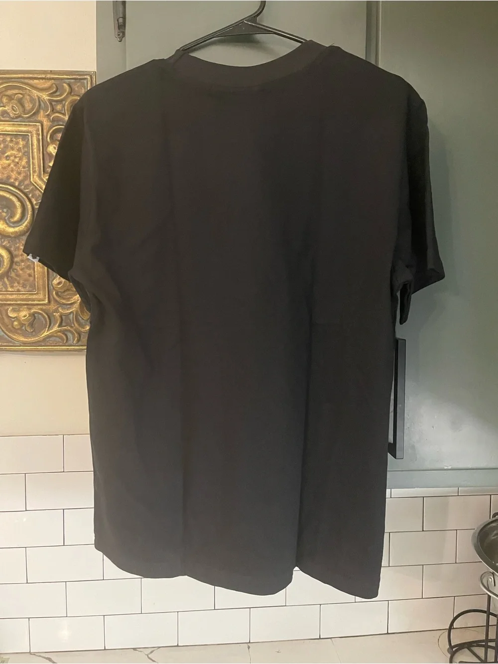 Mens Graphic Design Tee Size L.